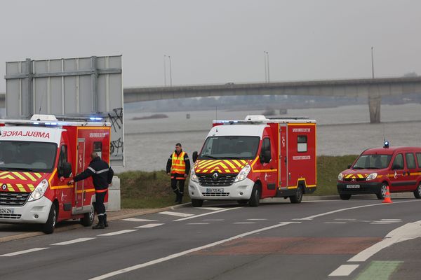 Archive février 2016 - Les pompiers près du pont Charles-de-Gaulle à Blois.