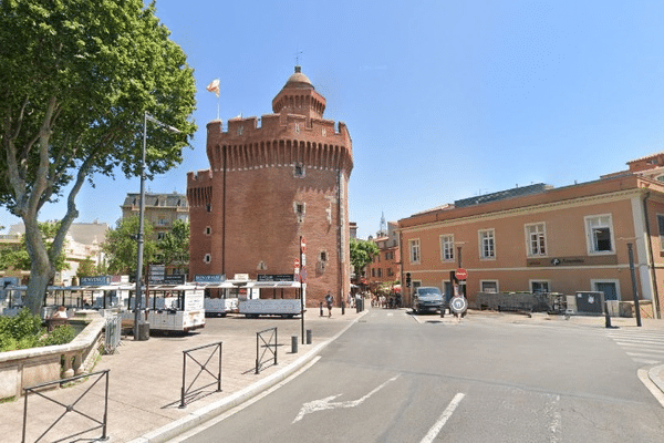 Perpignan - le Castillet sous le soleil - archives.