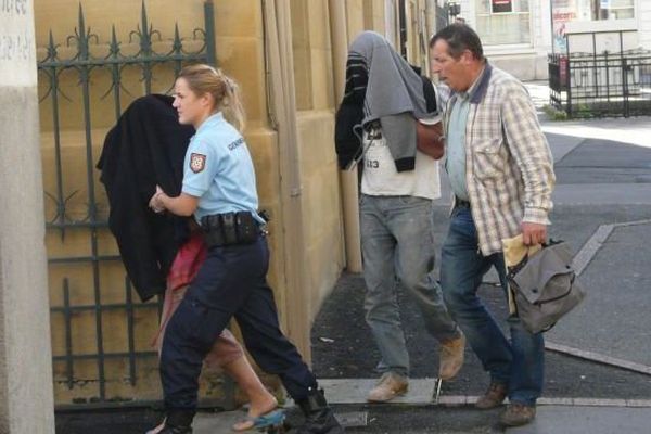 Les parents  de la fillette retrouvée dans le coffre d'une voiture ont été conduits au palais de justice de Brive, 27-10-2013 