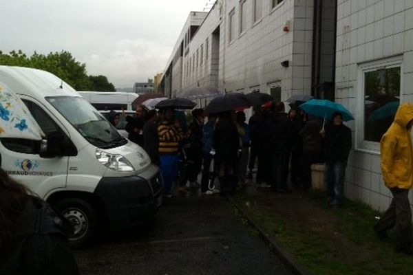 Malgré la pluie, les collectifs bloquent l'accès au centre Les Mimosas