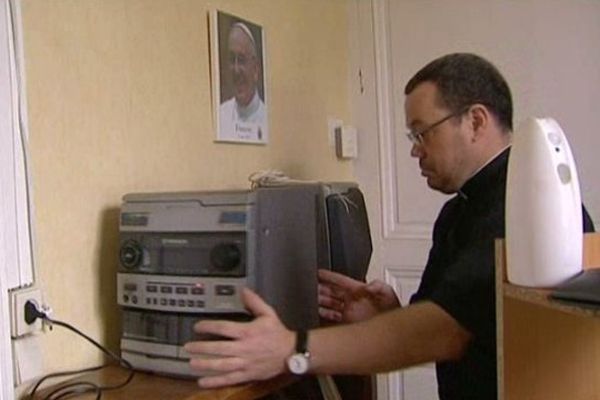 Le père Maurice, en plein travail d'emménagement au presbytère de Luneray. 