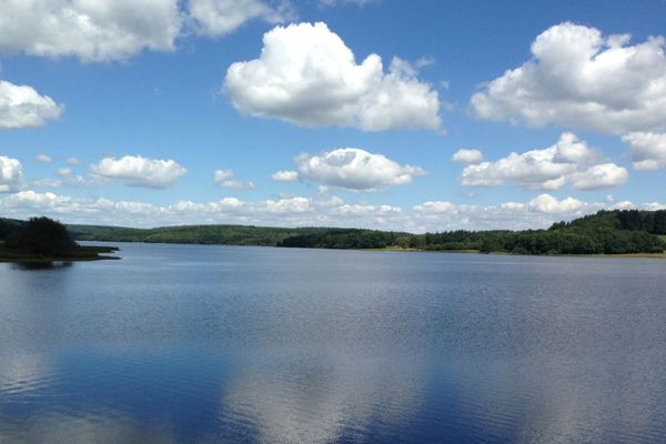 Les éoliennes pourraient être implantées à l'arrière-plan, au bout du lac de St-Agnan