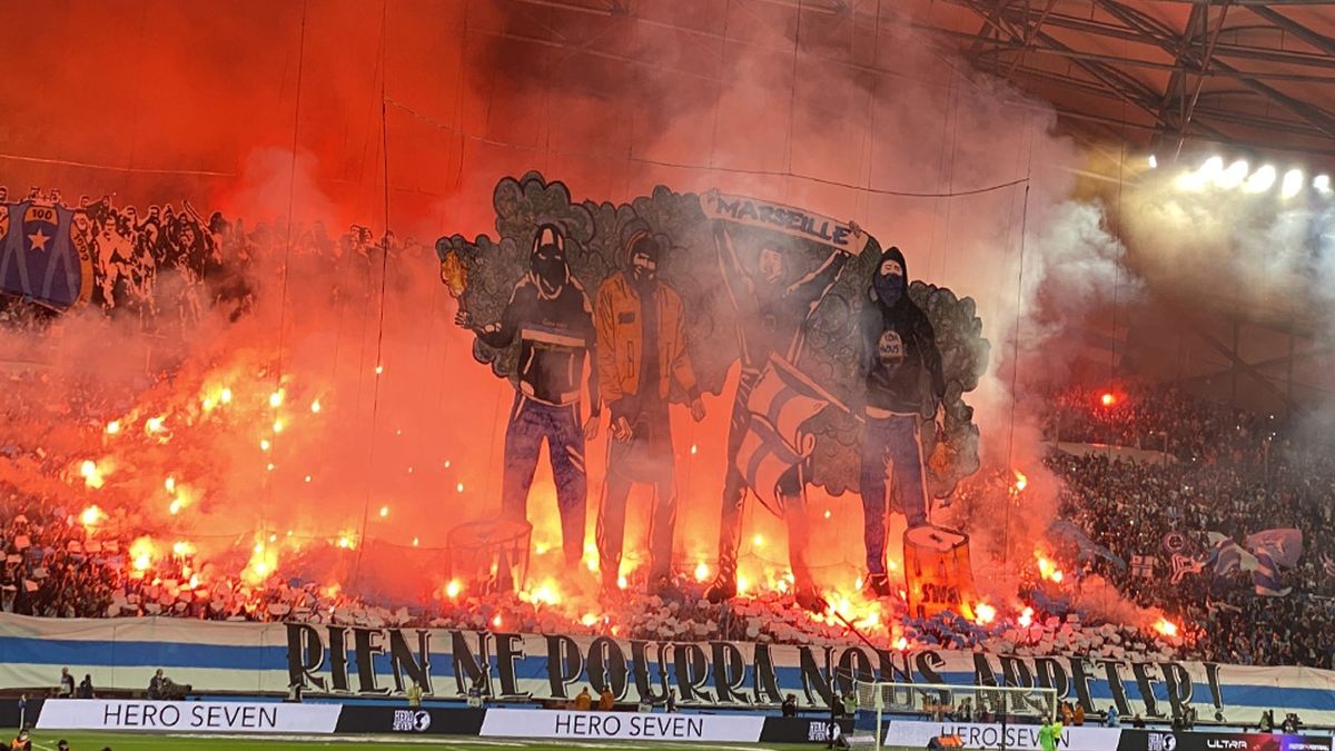 Loire-Atlantique : un supporter se blesse avec un fumigène pendant un match  de football