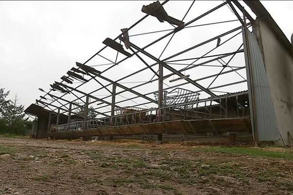 Bâtiment de stabulation endommagé par la mini tornade