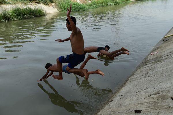 Chaque été, les jeunes prennent de très grands risques en se baignant dans des cours d'eau non autorisés.