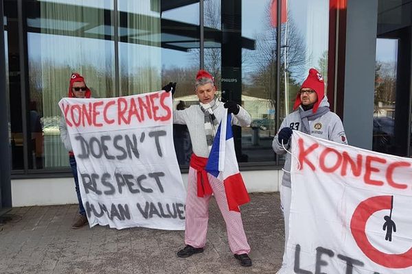 Des salariés de Konekranes manifestent en Finlande devant le siège social