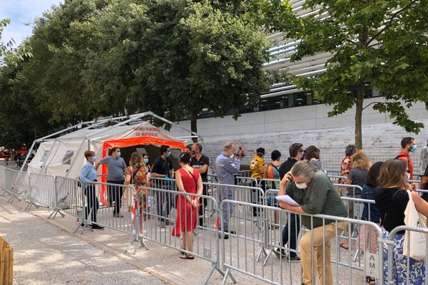 Ce matin, 250 personnes faisaient la queue devant l'IHU de la Timone pour se faire dépister.