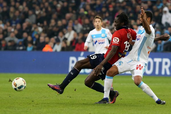 Stade Vélodrome ce dimanche :  Marseille était en embuscade face au LOSC. Rolando marque Eder à la culotte. 