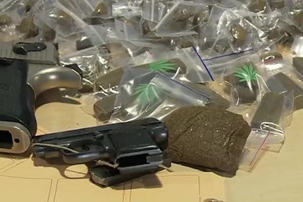 Des armes et du cannabis saisis à Nîmes