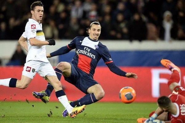 Zlatan Ibrahimovic et le défenseur sochalien Sebastien Corchia face au gardien de but Pierrick Cros