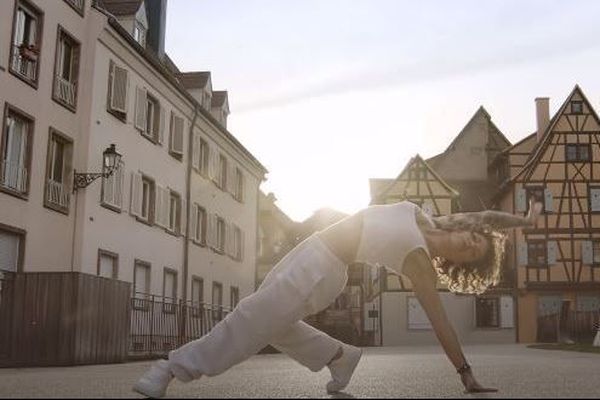 Le court-métrage d'Olivier Schmitt rassemble huit danseurs dans les rues désertes de Colmar pendant le confinement.