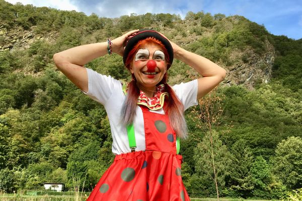 Anita le clown, dans son village à Laifour, même les collines lui sourient