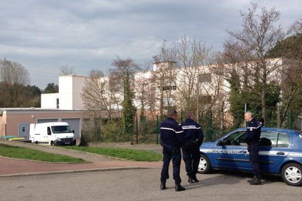 Les gendarmes positionnés devant l'école