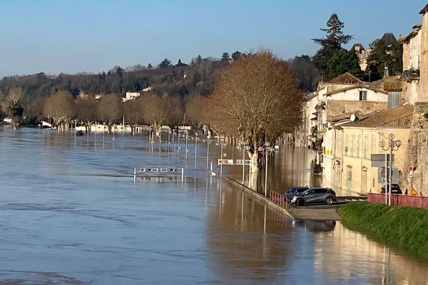 Les quais en bord de Garonne sont inondés à La Réole. Le pic de la crue est attendue jeudi 13 janvier à une hauteur de 9 mètres