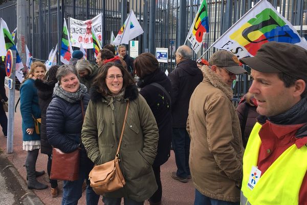 A Limoges, les enseignants ont manifesté devant le Rectorat ce jeudi 4 avril, contre la loi Blanquer et le projet d'"école de la confiance".