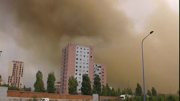 An orange cloud spread in the Toulouse sky shortly after the explosion of the AZF chemical plant.