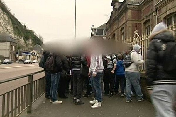 Groupe de jeunes devant l'entrée du Centre de Formation d'Apprentis de Rouen