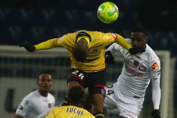 Faneva Andriatsima (28) face a Michel Espinosa (24) lors de la 21eme journee de Ligue 2 : Fc Sochaux - Montbelliard (jaune et bleu) contre Clermont Foot (blanc), au stade Bonal le 20 janvier 2017.