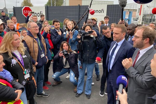 Le ministre de l'Économie, Antoine Armand et le ministre délégué chargé de l'Industrie, Marc Ferraci, sont à l'usine Sanofi de Lisieux ce lundi 14 octobre 2024. Ils rencontrent les salariés.