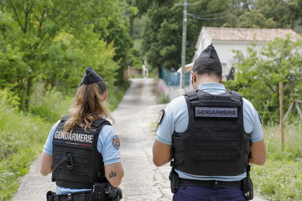 Un homme de 20 ans est actuellement en garde à vue. Ce samedi 1ᵉʳ juin, il a tiré sur son père à l’intérieur du domicile familial dans la commune de Livarot-Pays-d’Auge, près de Lisieux (Calvados). Ce dernier est décédé des suites de ses blessures. Une information judiciaire sera ouverte dans les prochaines heures.