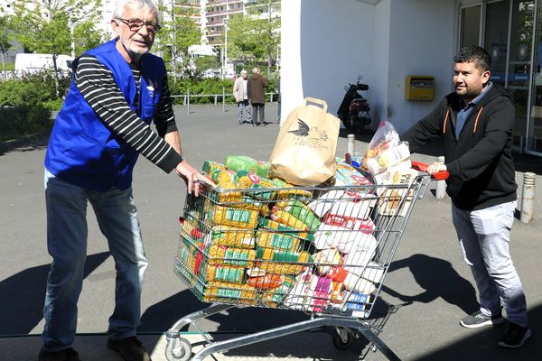 La collecte matinale effectuée par le Secours populaire du Puy-de-Dôme dans les supermarchés a baissé de moitié, selon son directeur.