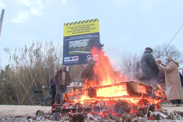 Montpellier - Une cinquantaine d'opposants au village de transition de Roms a manifesté bloquant l'accès au chantier - 11 février 2022.