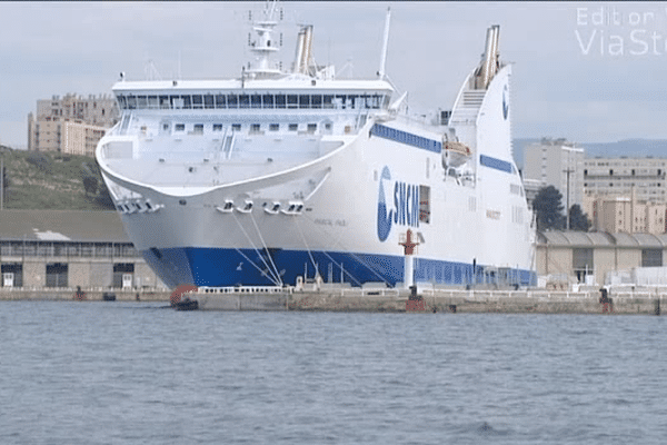 Bateau de la SNCM dans le port de Marseille.