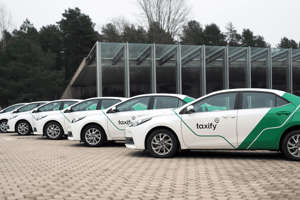 Les véhicules de Taxify, à Tallinn en Estonie.