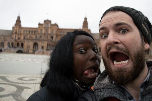 Les blogueurs montpelliérains Nathalie et Sébastien parcourent le monde, ici ils sont à la Plaza de España, à Séville