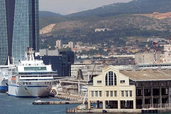 le Danièle Casanova dans le Port de Marseille juin 2013