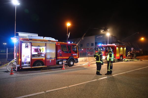 L'incendie a dévasté un entrepôt de 1200 m2 de produits de parfumerie.