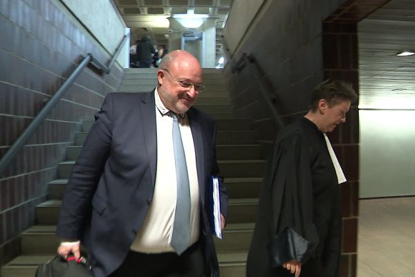 Damien Castelain quittant le palais de justice de Lille, mardi 13 février.