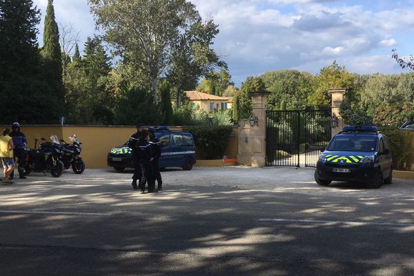 Devant la maison de Charles Aznavour à Mouriès