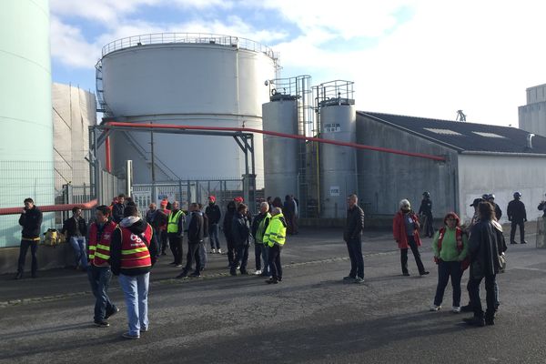 Des manifestants devant la raffinerie de Lorient 