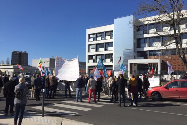 Une petite centaine de personnes s'est rassemblée devant les locaux de l'académie à Nevers (Nièvre) ce mardi.