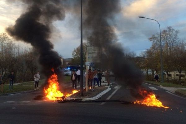 Jeudi soir, les gens du voyage bloquent un rond-point du quartier de la Borde-Basse, à Castres. 