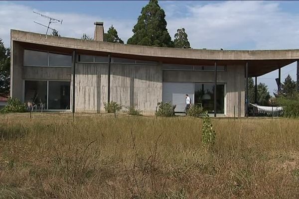 Proche de le Corbusier, Pierre Debeaux, l'une des grandes figures du modernisme toulousain, a conçu cette maison tout en béton au style dépouillé.
