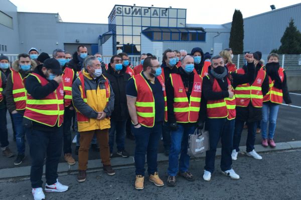 Des salariés et des soutiens syndicaux devant l'entreprise Sumpar, à Boos (Seine-Maritime), menacée de 48 licenciements, ce vendredi 15 janvier.