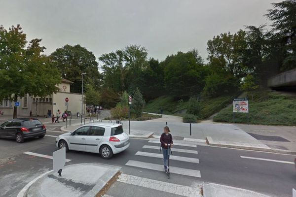 C'est à l'angle de l'avenue Malherbe et de la rue Pascal à Grenoble que l'accident s'est produit