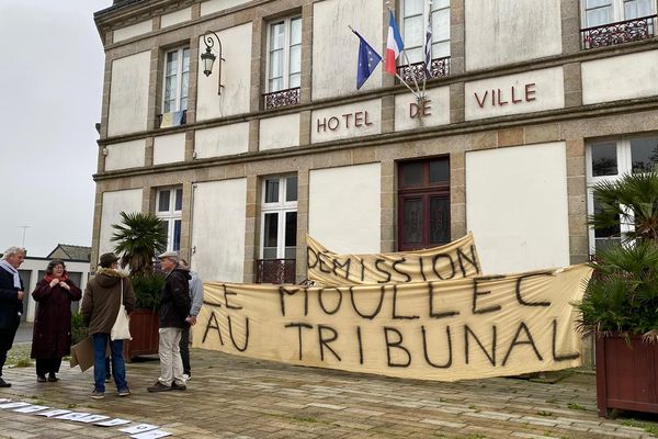 Une vingtaine de Guéménois se sont réunis ce matin devant l'hôtel de ville pour réclamer la démission du maire.