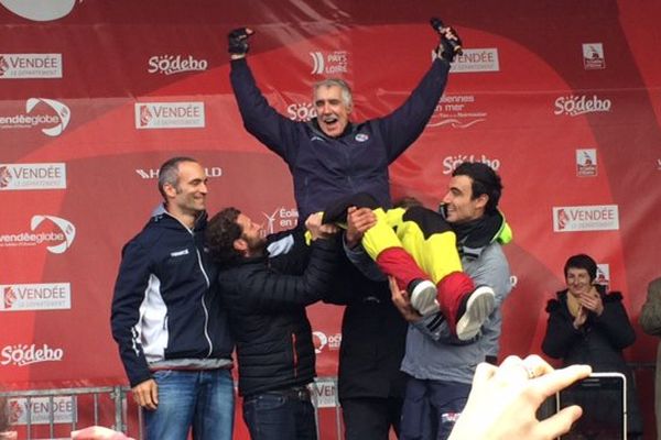 Rich Wilson sur le podium du Vendée Globe peu après son arrivée aux Sables-d'Olonne, le 21 février 2017.