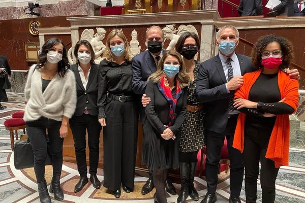 Les défenseurs de la loi, hier soir, autour du Garde des Sceaux lors du vote à l'Assemblée nationale