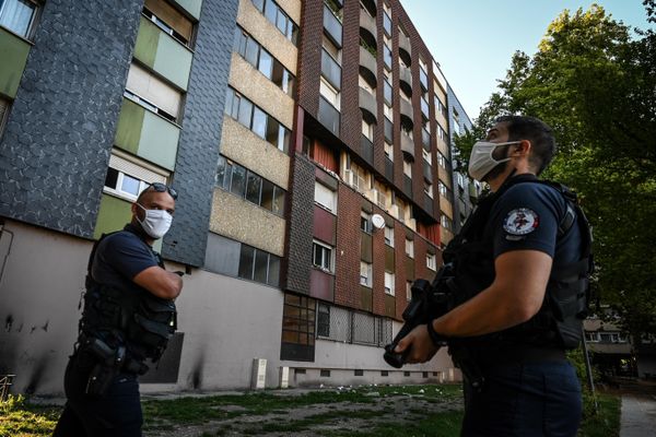 Des policiers de la BST lors d'une patrouille dans le quartier Mistral, après la polémique autour de deux vidéos montrant des dealers armés.