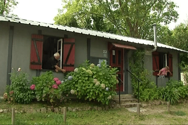 Yvette et Jean-Claude ouvrent les volets d'anciennes baraques, où ils ont vécu leur enfance et adolescence