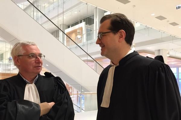 Les avocats de Jacques Poujol, Laurent de Caunes à gauche et Jérôme Triomphe  à droite défendent le trader néerlandais Johannes Fasen, absent au procès.