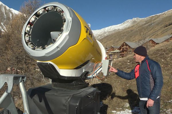 Le Val d'Allos compte 180 enneigeurs. Ces canons à neige représentent un tiers du domaine skiable couvert.