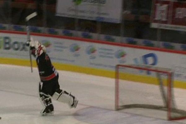 Le gardien des Gothiques Mitch O'Keefe, élu homme du match après la victoire des hockeyeurs d'Amiens contre Rouen au Coliséum mardi 22 septembre 2015.