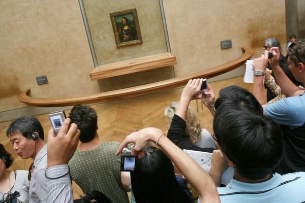 "La Joconde", peinte au début du 16e siècle par Léonard de Vinci, dans les galeries du Louvre à Paris (illustration).