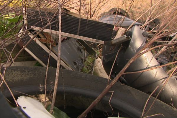 La commune de Loire-les-Marais doit faire face depuis plusieurs années à des dépôts sauvages de déchets qu'elle doit ensuite prendre en charge.