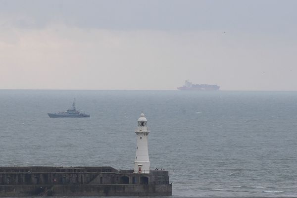 Une vedette de la Border Force britannique à la sortie du port de Douvres.